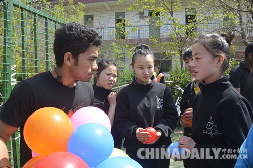 石家庄铁道大学“洋学生”送课进校园获赞