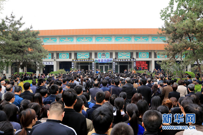 上万群众送别“太行新愚公”李保国