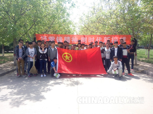 石家庄：大学生走进社区清除小广告还城市美丽风貌