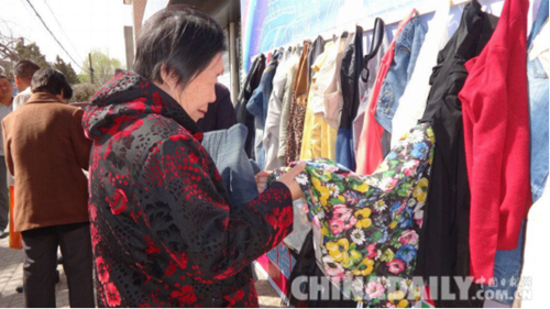 张家口万全区建起首面“爱心墙”