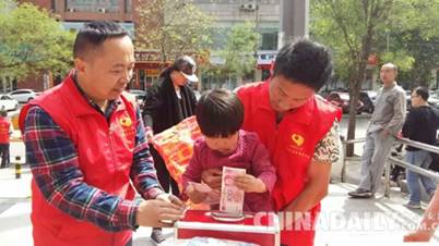 河北一8岁白血病小男孩：只上过一天小学 我想活下去