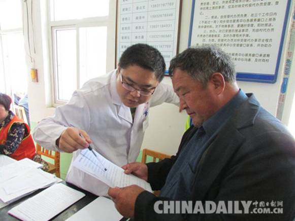 河北爱心组织扶贫深入山村 免费为60余名老人做眼部检查