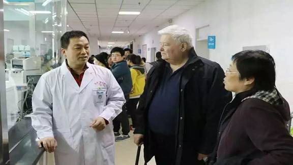 法国友人不远万里来中国就医