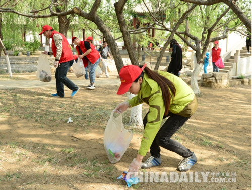 河北遵化为迎世园开展青年志愿者捡垃圾倡文明活动