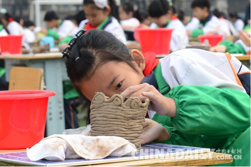 唐山路南胜利路小学百名陶娃绘世园