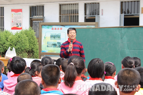 校园翰墨香 书画寄深情 文化名人书画院走进红色革命老区