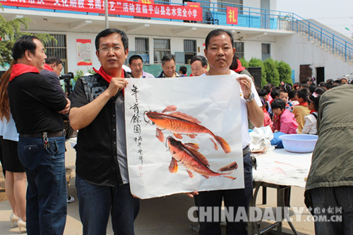 校园翰墨香 书画寄深情 文化名人书画院走进红色革命老区
