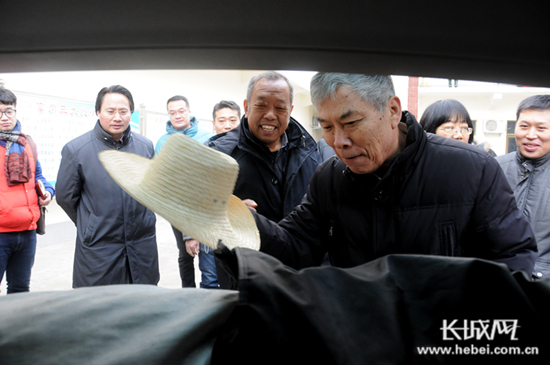 践行“两学一做” 全体党员要向李保国学什么？