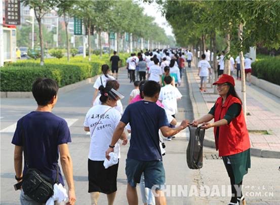 黄骅举办首届全民健步走活动 4000市民欢乐启程