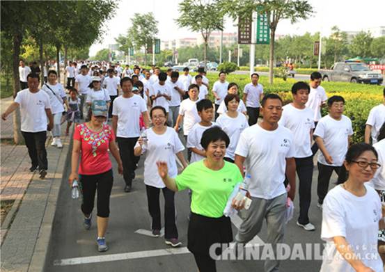 黄骅举办首届全民健步走活动 4000市民欢乐启程