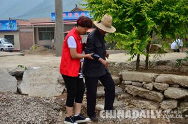 火红七月 爱心人士自发慰问涞源县老党员