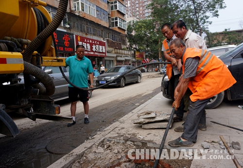 邯郸丛台区中华街道城东街社区疏通污水管道迎雨季