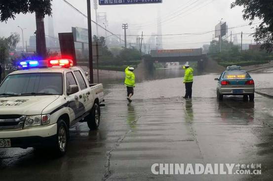 邯郸武安交警迎战暴雨力保平安