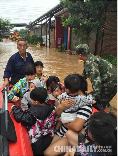 河北邢台官兵暴雨中奋战10余小时 转移受灾群众2000余人