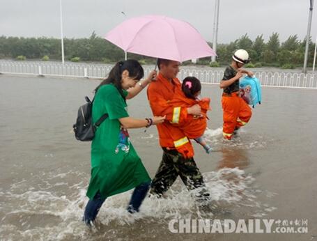暴雨围城香港籍儿童被困雨中 保定消防打通生命通道