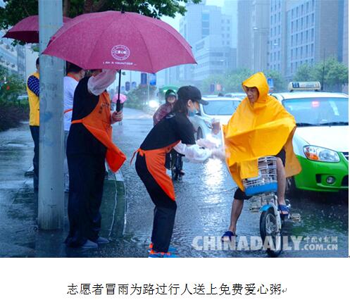 河北廊坊：大雨之下的免费粥温暖一座城