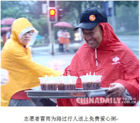 河北廊坊：大雨之下的免费粥温暖一座城