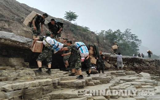 穿迷彩的“挑山工”：徒步80里挺近“孤岛村”送去救援物资