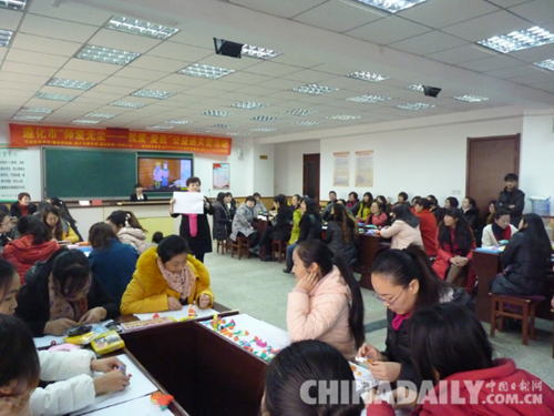 遵化第一实验小学举行“师爱无尘—我爱·爱我”送关爱活动