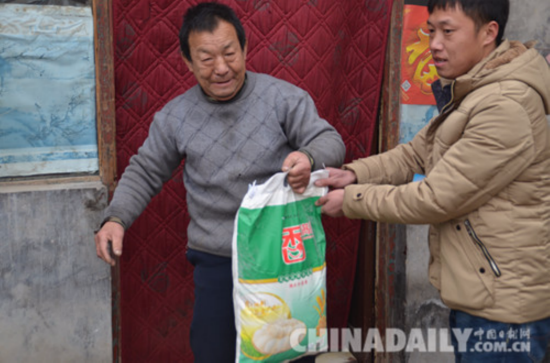 石市爱心人士走访无极9户贫困家庭并送去爱心物资