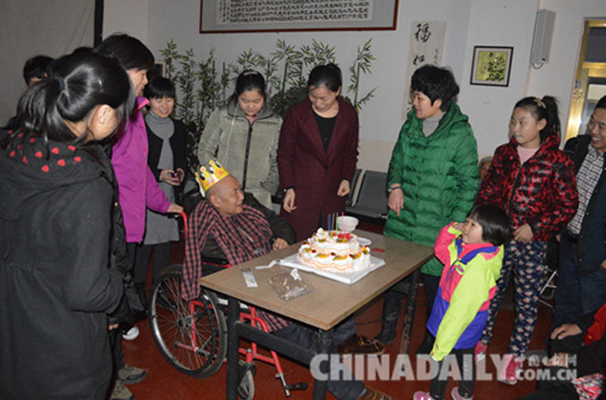 元宵节前夕 石市爱心人士走进敬老院慰问