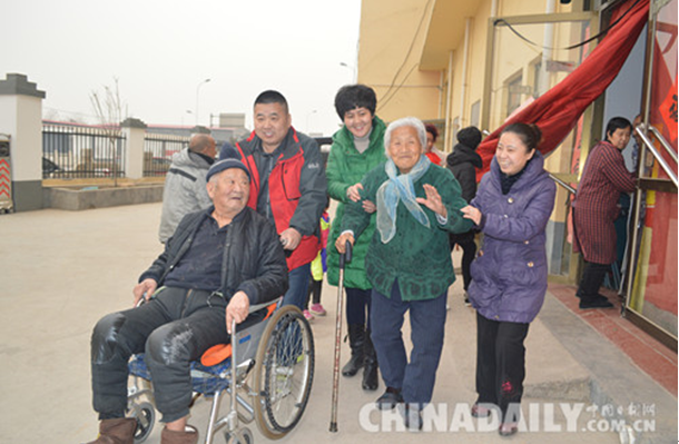 元宵节前夕 石市爱心人士走进敬老院慰问
