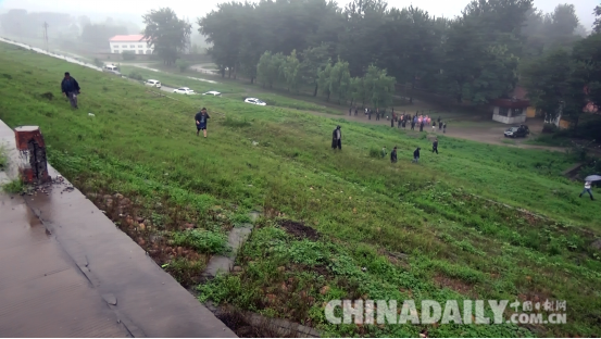 河北邯郸东武仕水库管理处雨中拉练防汛