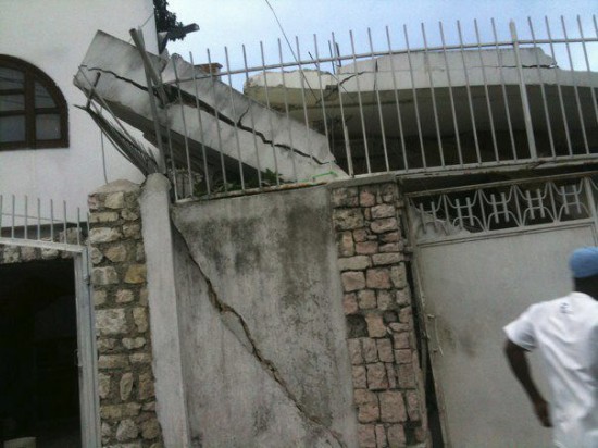 海地总统府等多座政府建筑在地震中坍塌(组图)
