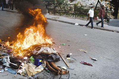 海地部分灾民冒死抢掠酿成血案
