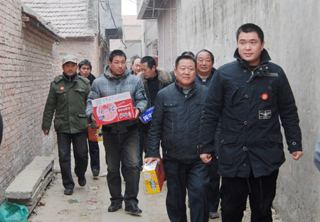 河南鹿邑环卫工人遭遇车祸 爱心人士家中看望