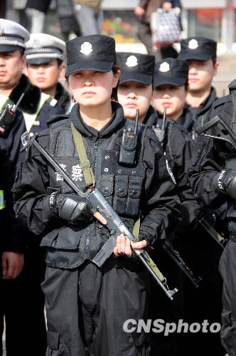 河南女子特警首次亮相春运安保