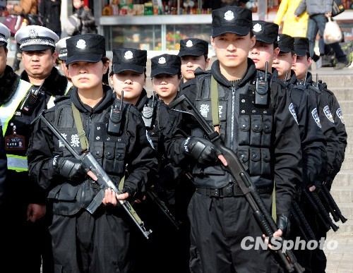 河南女子特警首次亮相春运安保