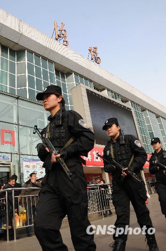 河南女子特警首次亮相春运安保