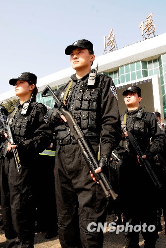 河南女子特警首次亮相春运安保