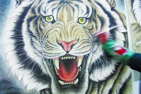 河南小山村以画虎闻名 绘画年收入达3000万