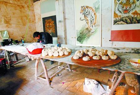 河南小山村以画虎闻名 绘画年收入达3000万