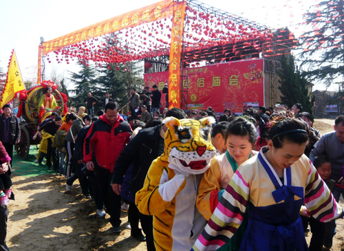 商都民俗庙会给河南民众送上“欢乐大餐”