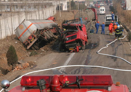 310国道洛阳新安县境内的液苯槽罐车翻覆泄漏
