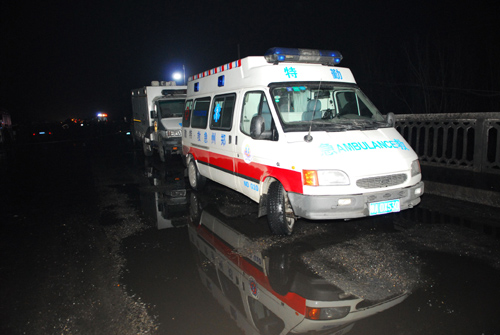郑州一中巴车坠入20米水库 3人死亡（图）