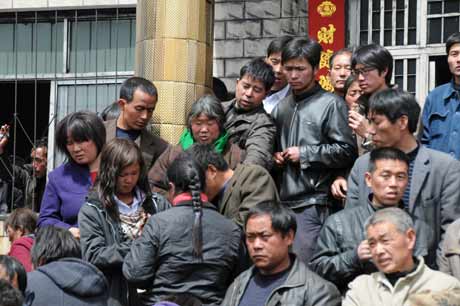 伊川矿难19人死亡 逃生矿工头“嗡”的一声拼命往外跑