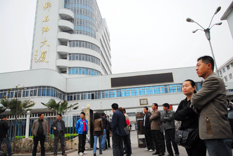 车辆故障疑因中石化汽油引起 新乡百余车主集体讨说法