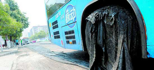 郑州地面温度太高 公交车被沥青粘在路上(图)