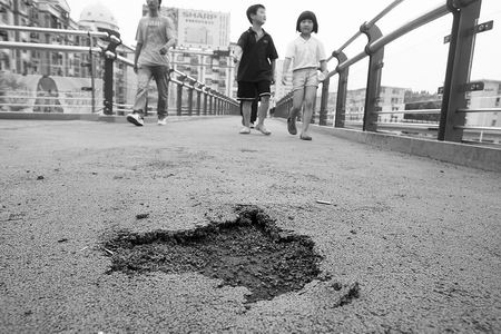 郑州天桥建成20天 屡遭“破相”谁来管？