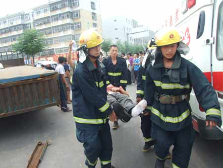 货车刹车失灵造成四车连环撞 三人被困受伤