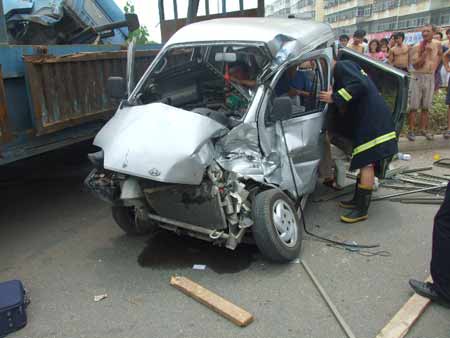 货车刹车失灵造成四车连环撞 三人被困受伤