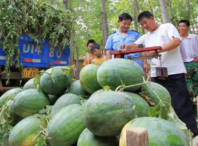 河南宁陵工商人员当“称”官(图)