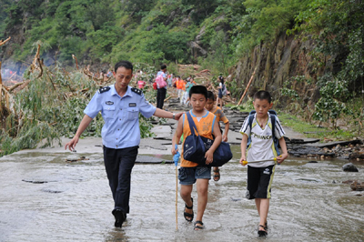 河南西峡县：狂风暴雨中107位游客一个都不少