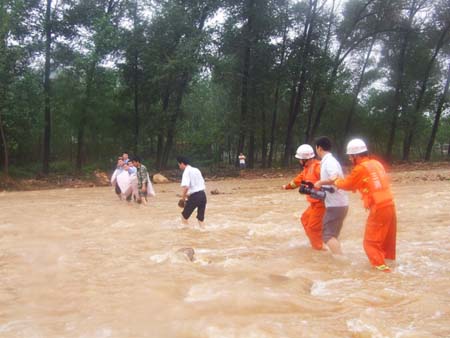 河南三门峡消防官兵：八一建军节奋战在抗洪第一线