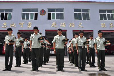 河南漯河新乡两地消防官兵为舟曲遇难同胞默哀