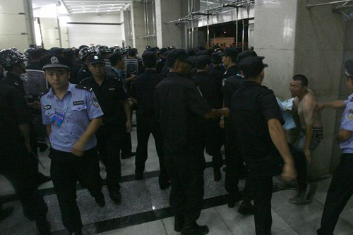 河南输球球迷情绪失控 赛后爆发球迷骚乱（图）